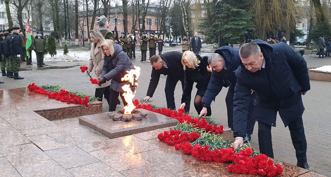 23 февраля, коллектив ОАО «140 ремонтный завод» принял участие в церемонии возложения цветов к памятнику жертвам фашизма.